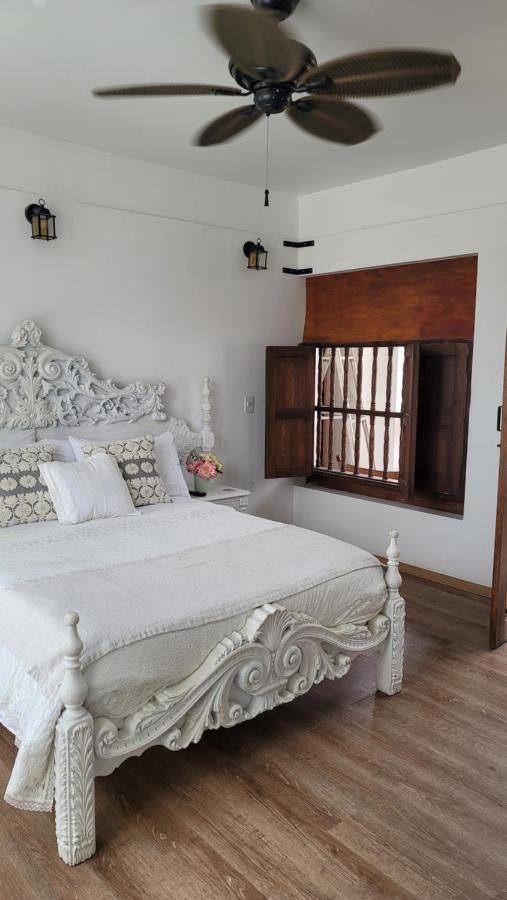 Отель Casa Ensueno Hogar Boutique Гуадуас Экстерьер фото